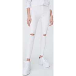 Jeansy high waist - Biały. Białe jeansy damskie Sinsay, z podwyższonym stanem. Za 59,99 zł.