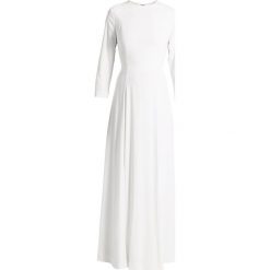 IVY & OAK BRIDAL BRIDAL DRESS EVENING OPEN BACK Suknia balowa snow white. Białe sukienki damskie marki Ivy & Oak Bridal, bez wzorów, z elastanu, wizytowe, bez kołnierzyka, bez rękawów. Za 839,00 zł.