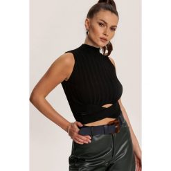 Czarna Bluzka Zarintyse. Czarne bluzki damskie Renee, s, bez wzorów, bez kołnierzyka, bez rękawów. Za 79,99 zł.
