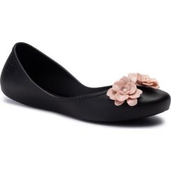 Baleriny ZAXY - Start Flowers Fem 82758 Czarny EE285001 01003. Czarne baleriny damskie Zaxy, bez wzorów, z tworzywa sztucznego, klasyczne, bez obcasa. Za 139,00 zł.