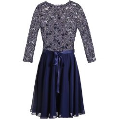 Swing Sukienka koktajlowa blue ice/silver. Szare sukienki koktajlowe marki Swing, z materiału. W wyprzedaży za 395,45 zł.