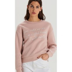 Bluza z napisem - Różowy. Różowe bluzy damskie Cropp, s, z napisami, bez rękawów, bez kaptura. Za 69,99 zł.