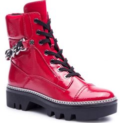Trapery GUESS - Domain2 FL7DM2 PAF10 RED. Czerwone trapery damskie Guess, ze skóry ekologicznej, bez obcasa, bez zapięcia. W wyprzedaży za 549,00 zł.