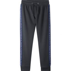 Spodnie sportowe bonprix czarny. Czarne spodnie chłopięce bonprix, w paski, sportowe, długie. Za 54,99 zł.