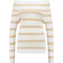 Tommy Jeans TJ OFF SHOULDER SWEATER Sweter snow white. Białe swetry klasyczne damskie marki Tommy Jeans, xxs, z bawełny. Za 449,00 zł.
