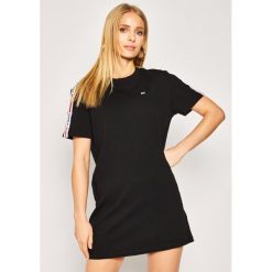 Sukienka codzienna Tommy Jeans Tape Detail DW0DW08300. Czarne sukienki damskie Tommy Jeans, na co dzień, m, bez wzorów, z bawełny, bez kołnierzyka, bez rękawów, proste. W wyprzedaży za 319,00 zł.