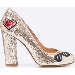 Love Moschino - Szpilki. Żółte czółenka damskie marki Love Moschino, ze skóry, z okrągłym noskiem, na obcasie. W wyprzedaży za 579,90 zł.