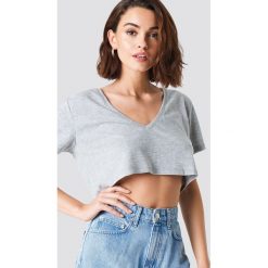 NA-KD Basic Krótki T-shirt z dekoltem V - Grey. Szare t-shirty damskie marki NA-KD Basic, bez wzorów, z bawełny, bez kołnierzyka. W wyprzedaży za 20,47 zł.