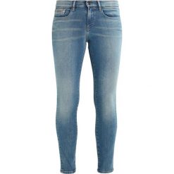 Calvin Klein Jeans MID RISE SKINNY ANKLE Jeans Skinny Fit bottle blue. Niebieskie rurki damskie Calvin Klein Jeans. W wyprzedaży za 449,25 zł.