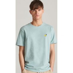 T-shirt z minimalistycznym haftem - Turkusowy. Niebieskie t-shirty męskie Reserved, s, z haftami, bez kołnierzyka. Za 49,99 zł.