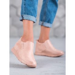 WSUWANE OBUWIE DAMSKIE - odcienie brązu i beżu. Buty sportowe damskie SPORT, bez wzorów. Za 54,90 zł.