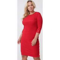 Czerwona Sukienka Ricki. Czerwone sukienki damskie Born2be, na wiosnę, xl, bez wzorów, z dzianiny, eleganckie, z okrągłym kołnierzem, bez rękawów, midi, dopasowane. Za 69,99 zł.