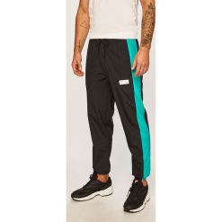 New Balance - Spodnie. Zielone spodnie męskie New Balance, na co dzień, s, bez wzorów, z poliesteru. W wyprzedaży za 229,90 zł.
