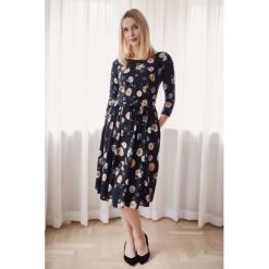 Sukienka Melia Mignon 32 czarny. Czarne sukienki damskie marki Marie Zélie, s, w paski, z bawełny, retro, z włoskim kołnierzykiem, bez rękawów, rozkloszowane. W wyprzedaży za 397,60 zł.