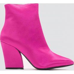 NA-KD Shoes Satynowe botki na średnim obcasie - Pink. Różowe botki damskie NA-KD Shoes, z satyny, na średnim obcasie, na obcasie, bez zapięcia. W wyprzedaży za 72,88 zł.