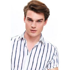 Koszula w pasy typu tie dye. Białe koszule męskie Top Secret, na lato, m, w paski, bez kołnierzyka, z krótkim rękawem. W wyprzedaży za 39,99 zł.