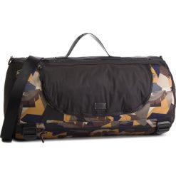Torba GUESS - Saint Moritz Travel TM6582 POL91 BML. Czarne torby podróżne Guess, z aplikacjami, z materiału. W wyprzedaży za 329,00 zł.