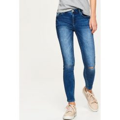 Jeansy HIGH WAIST - Niebieski. Niebieskie spodnie damskie z wysokim stanem Cropp, z podwyższonym stanem. Za 119,99 zł.