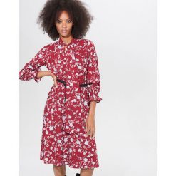 Midi sukienka w kwiaty - Czerwony. Czerwone sukienki damskie Mohito, w kwiaty, bez kołnierzyka, bez rękawów, midi. Za 159,99 zł.