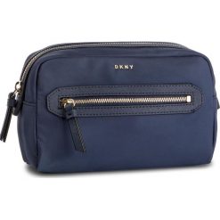 Kosmetyczka DKNY - Casey R91REA39 Navy NVY. Niebieskie kosmetyczki męskie DKNY, bez wzorów, z tkaniny. W wyprzedaży za 209,00 zł.