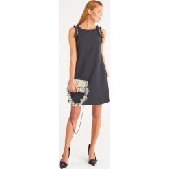 SUKIENKA Ermanno Scervino. Szare sukienki damskie Ermanno Scervino, na imprezę, bez wzorów, z tkaniny, klasyczne, z włoskim kołnierzykiem, bez rękawów, mini. W wyprzedaży za 1399,20 zł.
