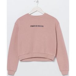 Bluza typu crop z nadrukiem - Różowy. Różowe bluzy damskie Sinsay, s, z nadrukiem, bez rękawów, bez kaptura. Za 39,99 zł.