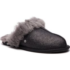 Kapcie Ugg Scuffette II Sparkle 1100177. Czarne kapcie damskie Ugg. W wyprzedaży za 219,00 zł.