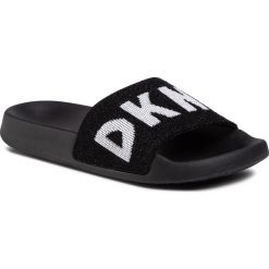 Klapki DKNY - Zax K1031226 Logo Blk. Czarne klapki damskie DKNY, bez wzorów, z materiału, bez obcasa. W wyprzedaży za 179,00 zł.