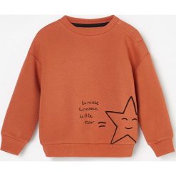 Ocieplana bluza z minimalistycznym nadrukiem -. Bluzy męskie Reserved, z nadrukiem, bez kołnierzyka, bez rękawów, bez kaptura. Za 39,99 zł.