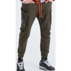 Elastyczne spodnie slim jogger - Khaki. Brązowe spodnie męskie Cropp, m, bez wzorów. W wyprzedaży za 79,99 zł.