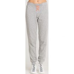 SPODNIE DRESOWE Emporio Armani. Szare spodnie damskie xs, z bawełny, z podwyższonym stanem. Za 200,00 zł.