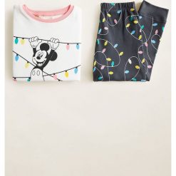 Mango Kids - Piżama dziecięca Mickeyl 110-164 cm. Białe piżamy dziewczęce Mango Kids, z nadrukiem, z elastanu, z długim rękawem. W wyprzedaży za 49,90 zł.