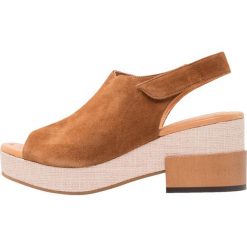 Weekend Sandały na platformie beige/nero. Brązowe sandały damskie marki Weekend, z materiału, na platformie. W wyprzedaży za 341,40 zł.