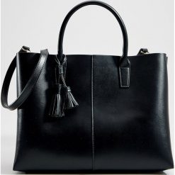Torebka tote bag z chwostem - Czarny. Czarne torebki klasyczne damskie Mohito, bez wzorów, bez dodatków. Za 119,99 zł.