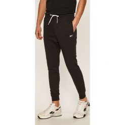 Reebok - Spodnie. Czarne spodnie męskie Reebok, xl, z nadrukiem, z elastanu, sportowe. Za 169,90 zł.