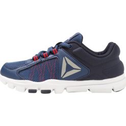Reebok YOURFLEX TRAIN 9.0 Obuwie treningowe washed blue/navy/red. Niebieskie buty sportowe chłopięce marki Reebok, z materiału, reebok yourflex. Za 149,00 zł.