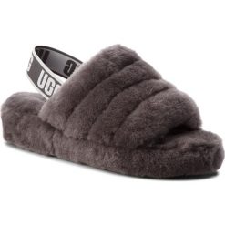 Kapcie UGG - W Fluff Yeah Slide 1095119 W/Chrc. Szare klapki damskie Ugg, bez wzorów, ze skóry, bez obcasa. W wyprzedaży za 419,00 zł.