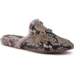 Klapki STEVE MADDEN - Mynx SM11000812-03001-862 Tan Snake. Brązowe klapki damskie Steve Madden, z aplikacjami, ze skóry, bez obcasa, na obcasie. Za 429,00 zł.