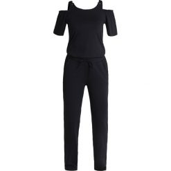 Comma casual identity OVERALL Kombinezon marine. Niebieskie kombinezony damskie marki comma casual identity, na co dzień, bez wzorów, z elastanu, marine, bez kołnierzyka, bez rękawów. Za 419,00 zł.