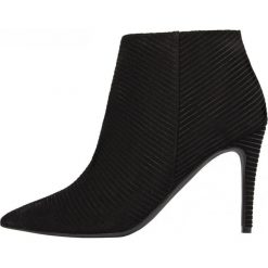 L37 botki damskie Super Stylish, 40, czarne. Czarne botki damskie L37, bez obcasa, bez zapięcia. W wyprzedaży za 259,00 zł.