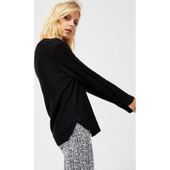 Sweter o wyraźnym splocie z metaliczną nitką. Czarne swetry damskie Moodo, xs, bez wzorów, ze splotem, klasyczne, z długim rękawem, długie, bez kaptura. Za 79,99 zł.