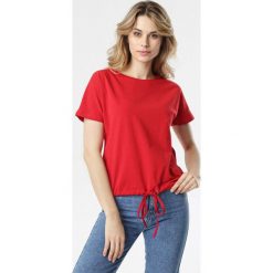 Czerwony T-shirt Malinore. Czerwone bluzki damskie Born2be, s, bez wzorów, z okrągłym kołnierzem, z krótkim rękawem. Za 54,99 zł.