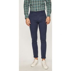 Izod - Spodnie. Niebieskie spodnie męskie IZOD, na co dzień, bez wzorów, z elastanu, casualowe. W wyprzedaży za 129,90 zł.