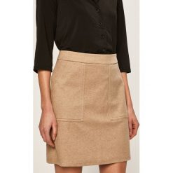 Vero Moda - Spódnica. Brązowe spódniczki damskie Vero Moda, na co dzień, s, bez wzorów, z elastanu, casualowe, mini, proste. W wyprzedaży za 99,90 zł.