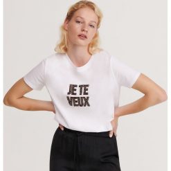 T-shirt ze strukturalnym napisem - Biały. Białe t-shirty damskie Reserved, s, z napisami, bez kołnierzyka. Za 49,99 zł.