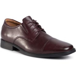 Półbuty CLARKS - Tilden Cap 261383887 Wine Leather. Pomarańczowe buty wizytowe męskie Clarks, bez wzorów, ze skóry ekologicznej, eleganckie, bez zapięcia. W wyprzedaży za 209,00 zł.