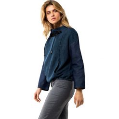 Bluza w kolorze niebieskim. Niebieskie bluzy damskie Deni Cler, bez wzorów, z denimu, bez rękawów, bez kaptura. W wyprzedaży za 249,95 zł.