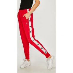Converse - Spodnie. Czerwone legginsy damskie Converse, s, bez wzorów, z poliesteru, casualowe. W wyprzedaży za 199,90 zł.