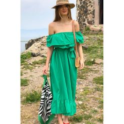 Sukienka MODEIRA GREEN. Zielone sukienki damskie Sukienka MODEIRA GREEN, s, bez wzorów, bez kołnierzyka, bez rękawów, długie. W wyprzedaży za 69,00 zł.