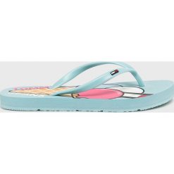 Tommy Jeans - Japonki. Niebieskie klapki damskie Tommy Jeans, bez wzorów, z jeansu, bez obcasa. W wyprzedaży za 119,90 zł.